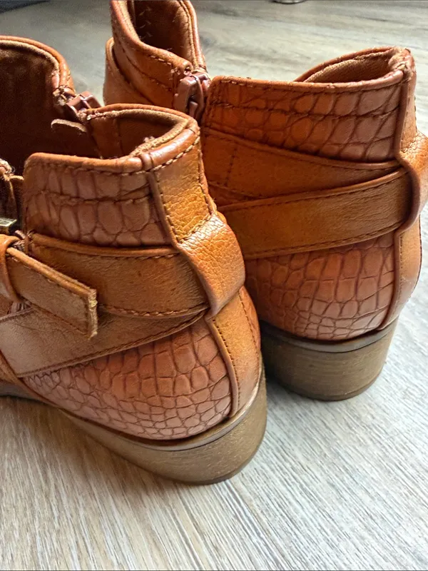 Baretraps Maci Ankle Booties w/ Croc-Embossed Heel Size 8 M - Image 3