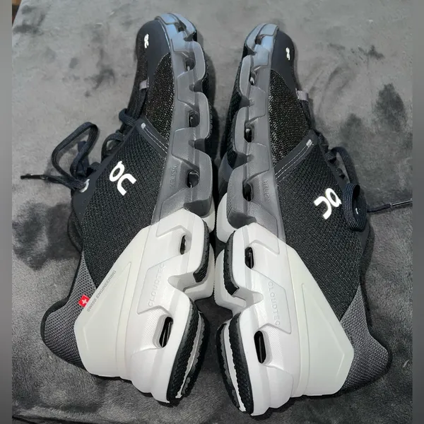 On Cloudflyer 4 Size 9.5 Men’s / 11 Women’s - Image 9
