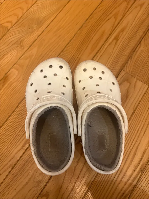 CROCS Women's Size 7 White Fuzz Lined Clog Shoes - Image 2