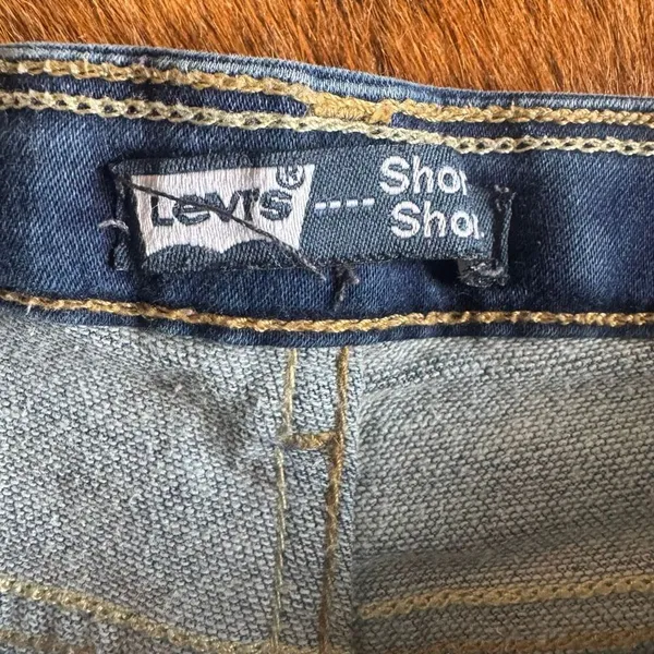 Levi’s Low Rise Denim Stretchy Booty Shorts With Cuff Size 26 Blue - Image 3