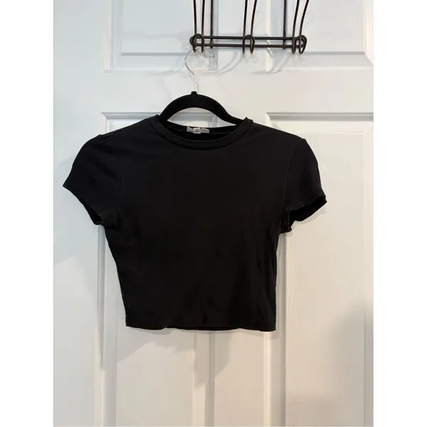 superdown Kristi baby tee Black Ribbed Short Sleeve Crop Tee - Image 2