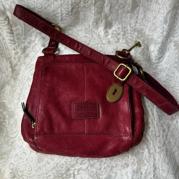 Fossil Women's Burgundy Leather Crossbody Bag good condition like new - Image 2