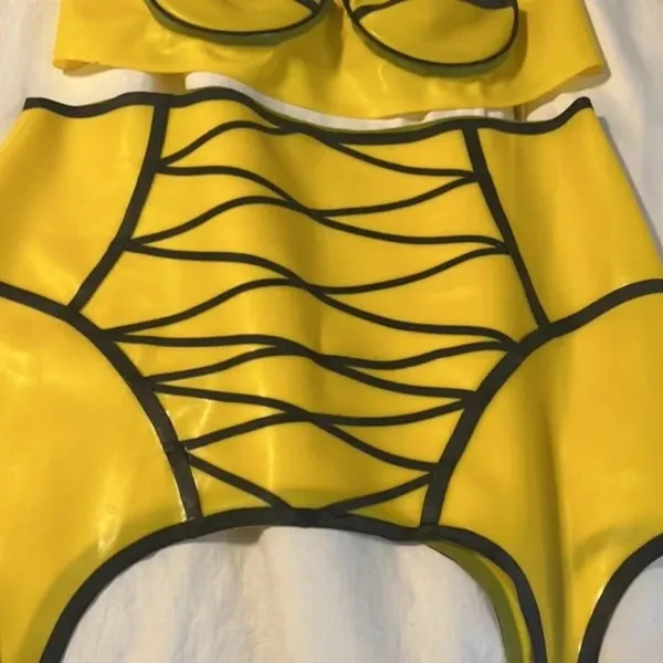 Yellow & Black latex bra and garter bottoms L - Image 3