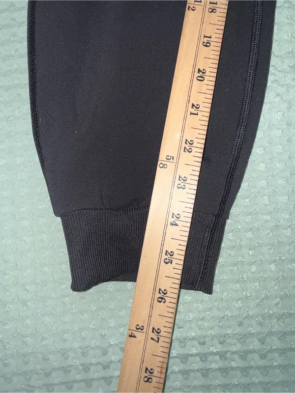 Vuori Women's Daily Joggers size M - Image 2