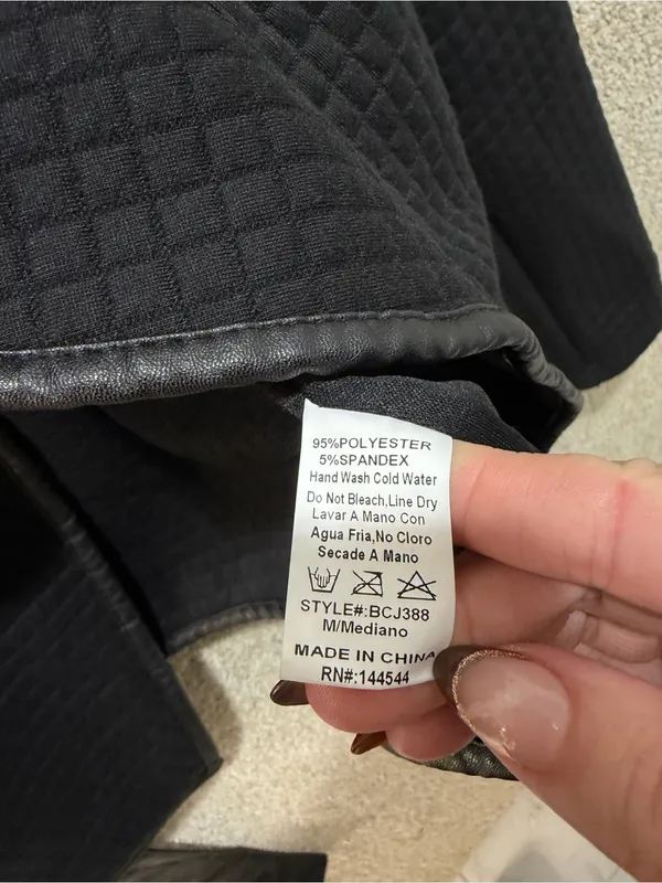 Black quilted jacket medium lightweight transition fall classic neutral capsule - Image 6
