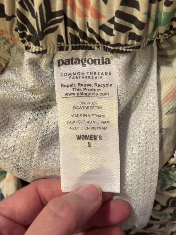 Patagonia women’s Barely Baggies Shorts sz S - Image 4