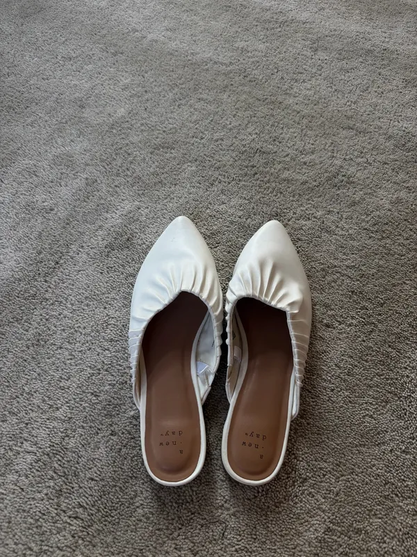 Time and Tru White Pointed Toe Mules Size 8.5 - Image 3