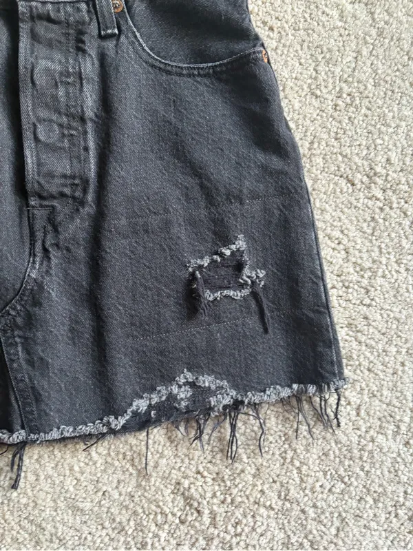 Levis Black/Grey Denim Mini Skirt summer Distressed Button Fly Raw Hem size 25 - Image 6