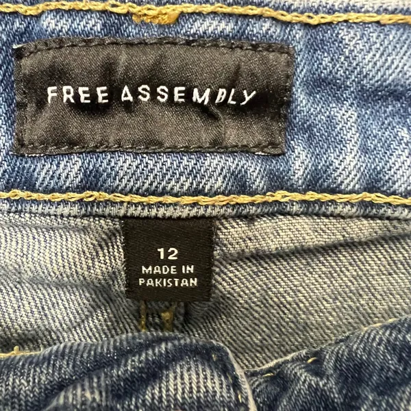 Free Assembly Denim Jean Shorts Raw Hem Blue Wash Womens Size 12 Cutoff‎ Frayed - Image 2