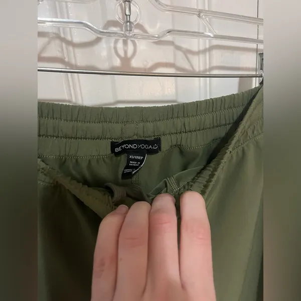 Beyond Yoga Mid-Length Athletic Short Green Extra Small - Image 2