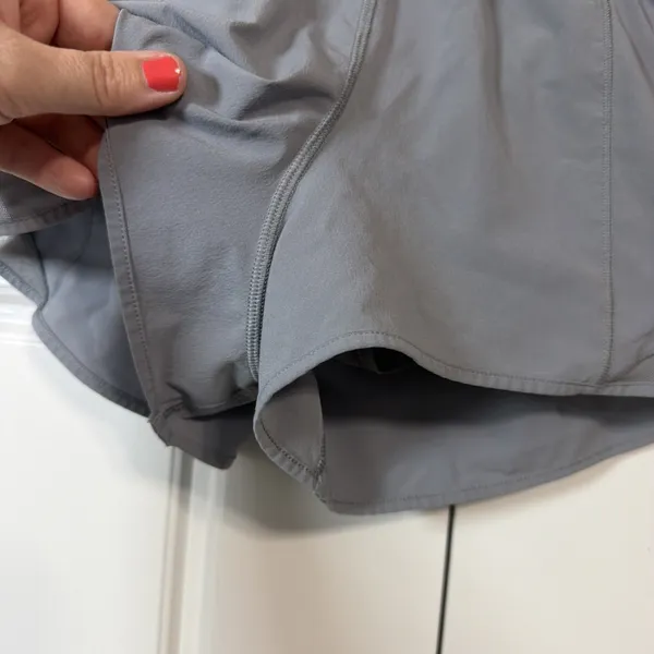 Lululemon Hotty Hot Short II Women 6 Gray Low Rise 2.5 Inseam Mesh Venting - Image 4