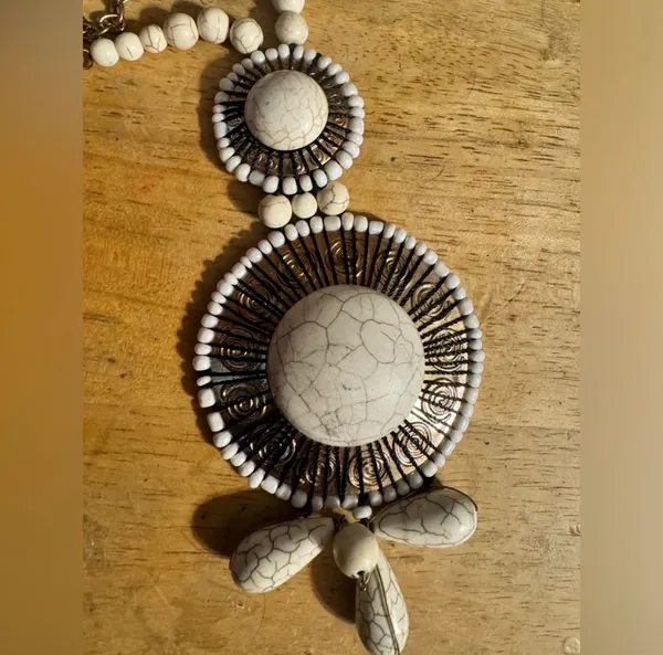 Chunky Statement Stylish Beaded Gold Tone Necklace - Image 5
