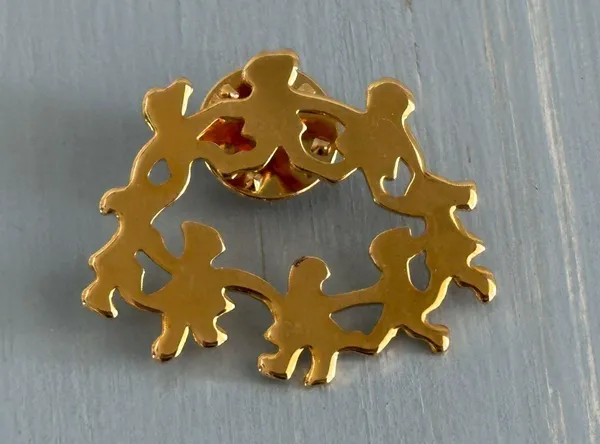 Beautiful Tac Lapel Pin Gold Tone Circle Of Children / Friends - Image 2