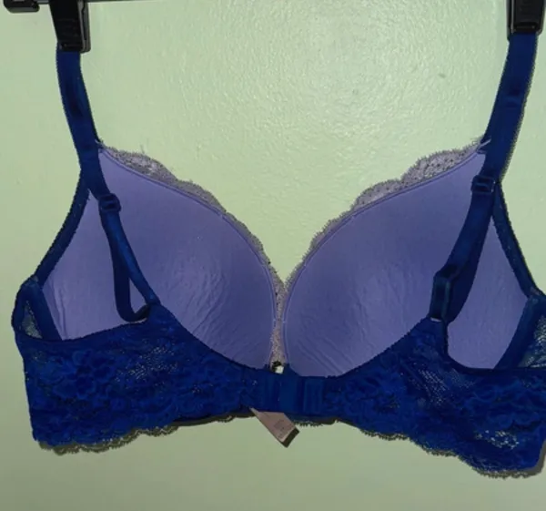 Elegant Lace Underwire Bra in Navy and Lavender - Image 2