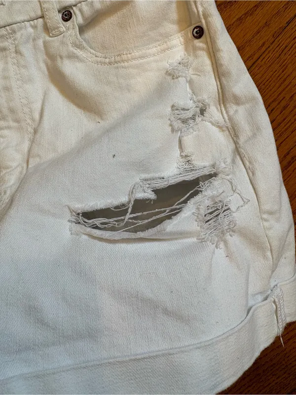 American Eagle White Distressed Denim Shorts Women’s Size 6 High Rise Summer - Image 4