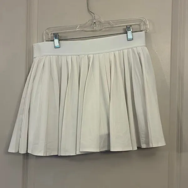 TNA Aritzia pleated tennis skirt women’s size large - Image 3