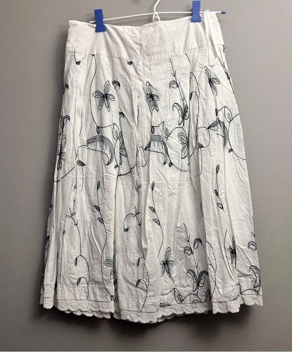 JUNO Vintage Look Embroidered White Midi Skirt Sz M - Image 2