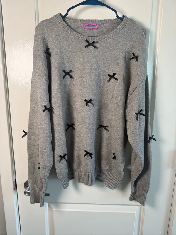 Edikted Gray Sweater with Black Bow Accents - Image 2