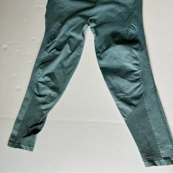 Fabletics Sync Seamless High-Waisted 7/8 Legging large washed Arctic wave green - Image 6