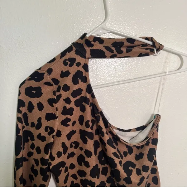 Le Lis Women's Size Medium One Shoulder Crop Top Animal Print Mock Neck Long Slv - Image 3