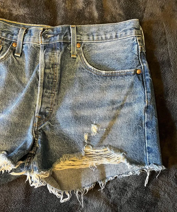 Levi’s 501 cut-off distressed button denim shorts 32 - Image 7