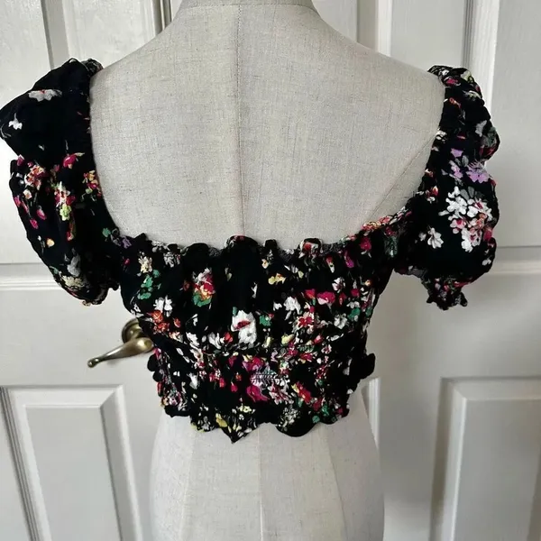 H & M black floral puff sleeve short sleeved top - Image 2