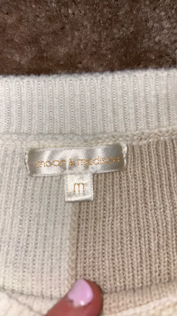 Tan and white sweater Size M - Image 3