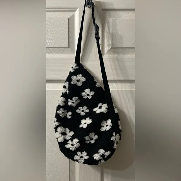 No Boundaries | Bags | Black And White Flower Design Cross Body Bag - Image 2