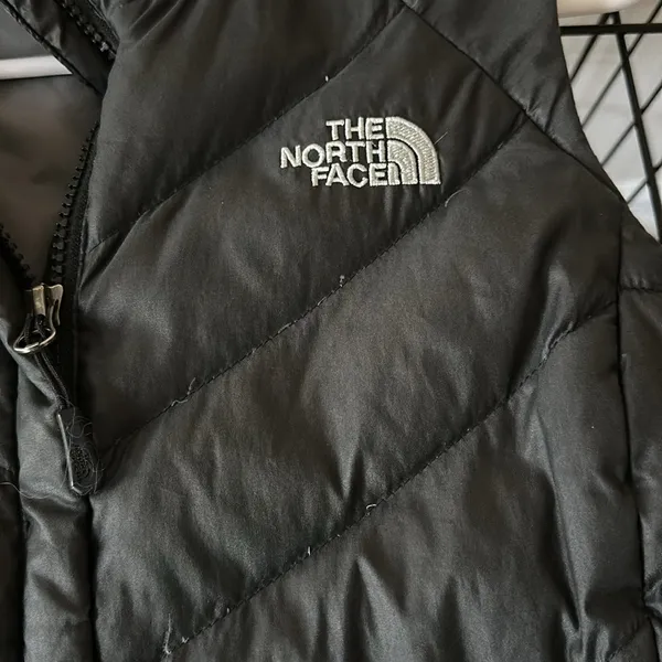 Puffer vest by north face barely worn like new condition black - Image 2
