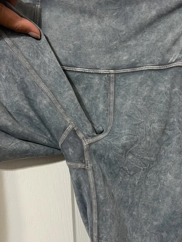Lululemon Fast and Free 10” Ice Dye Bike Shorts Size 6 - Image 3