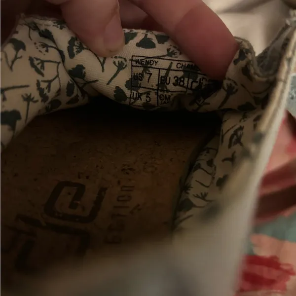 Hey Dude size 7 loafers - Image 3