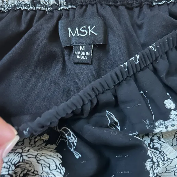 Like New MSK Black Floral Women's Top size M - Image 2