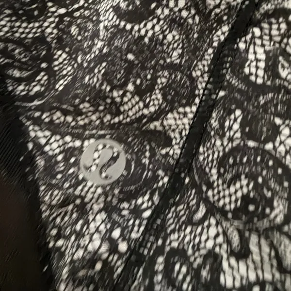 Lululemon Athletica Lace Print Running Shorts‎ Black White Mesh Trim Size 10 Reg - Image 4