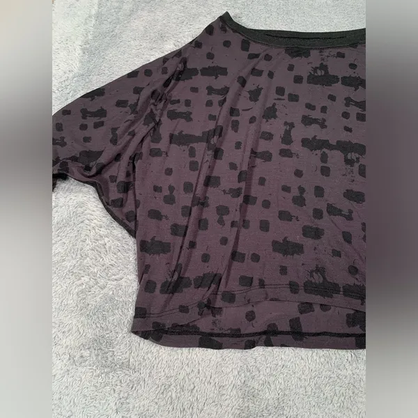 Lululemon Black gray Patterned tee shirt Top cropped - Image 2