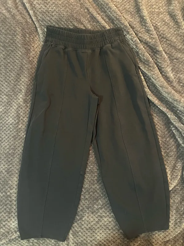 Old navy barrel leg sweatpant - Image 2