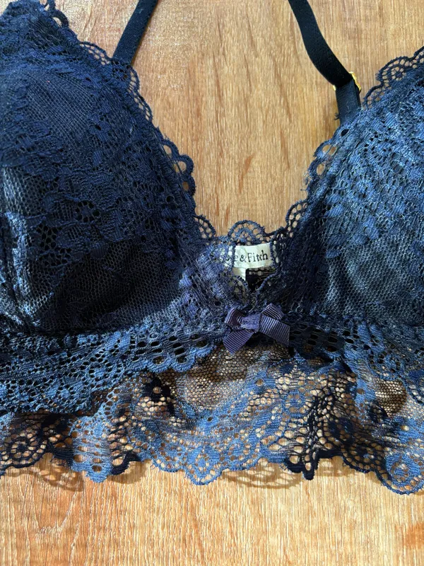Abercrombie and Fitch navy blue lace padded bralette - small - Image 3