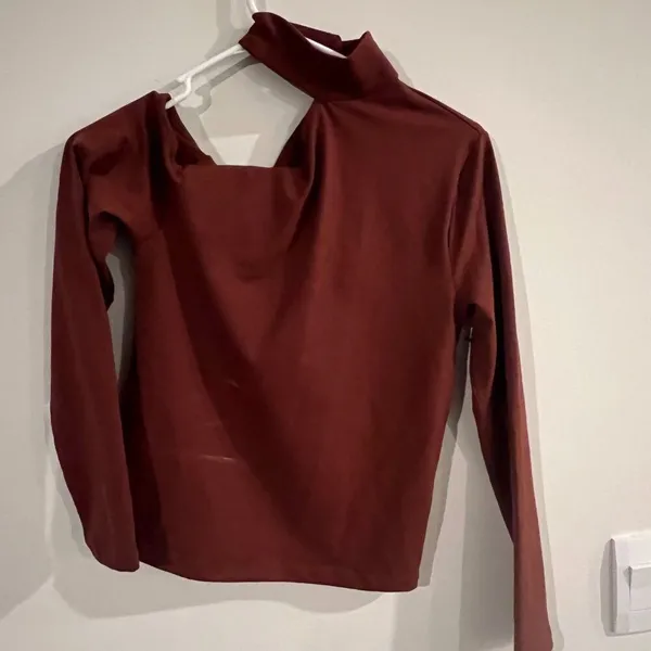 NWT Abercrombie & Fitch Long-Sleeve Seamless Fabric Asymmetrical Cutout‎ Top S - Image 3