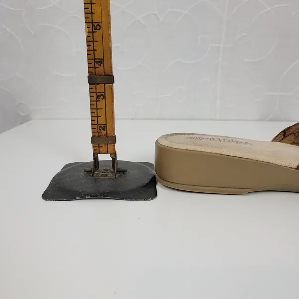 Minnetonka Women's Sandals 8 Tan Medallion Leather Flat Comfort Slides Slip On - Image 9
