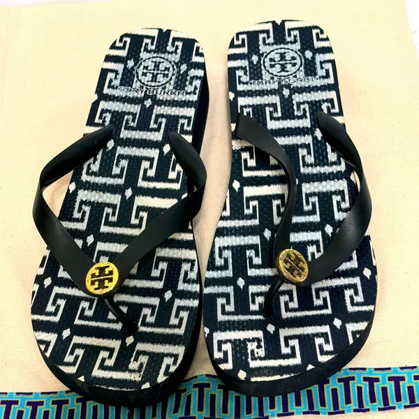 Tory Burch Rubber Printed Flip Flops Women's Size 9.5 Gold Logo Medallion - Image 3