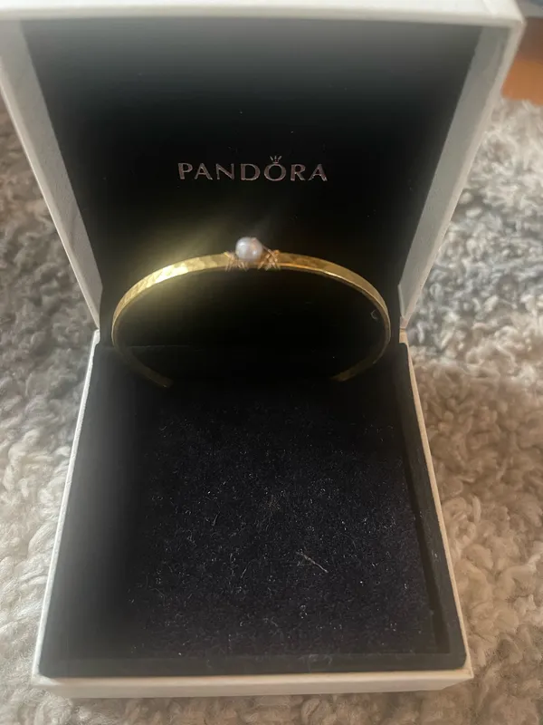 This item is a hammered gold-tone pearl bracelet - Image 5