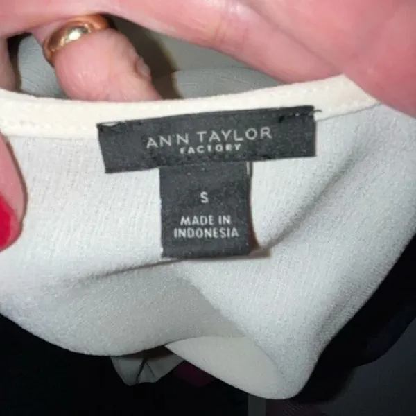 Ann Taylor Factory off-white long sleeve‎ blouse small - Image 4