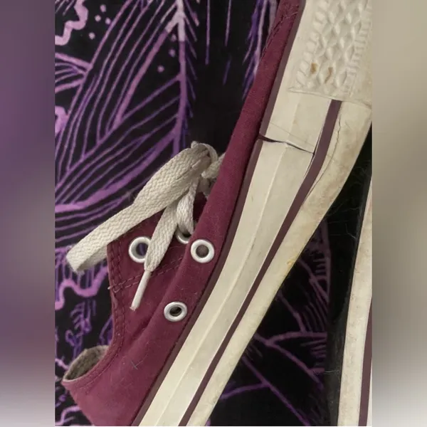 EUC Burgundy All Star Converse with fold over tongue size 8(Men’s)/10(Women’s) - Image 7