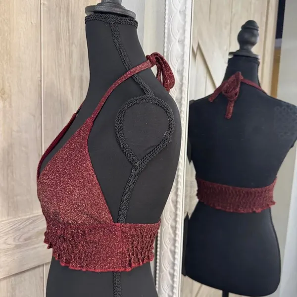Subdued burgundy glitter halter crop top with ruffled hem, size S - Image 3