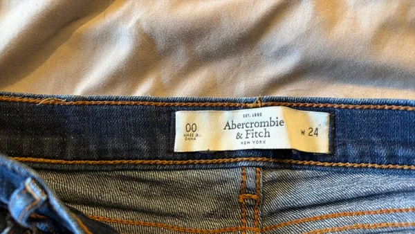 Abercrombie Low-Rise Shorts Denim 00 - Image 2