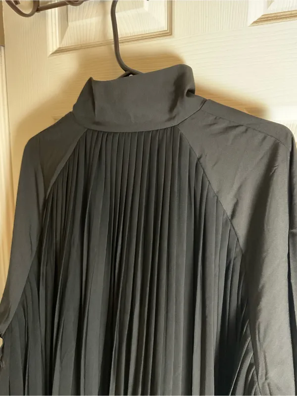 House of Mae Black Pleated Mesh Detail Active Zip Jacket Size Medium - Image 8