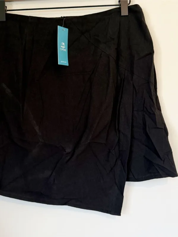 NWT Cupshe Black Asymmetrical Mini Skirt - Size: Medium - Image 6