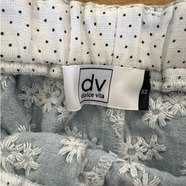 Dolce Vita - Embroidered Daisy Sleevelest Vest Top & Shorts Set in Blue & White - Image 4