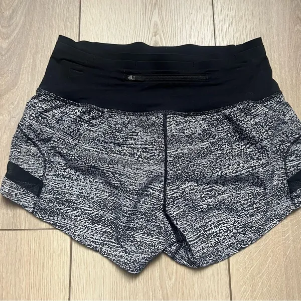 Lululemon Pace Perfect Shorts 3" Air Time White Black Size 4 - Image 7