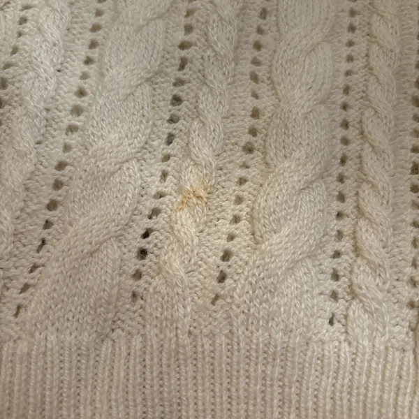 American eagle outfitters Size: medium White cable knit sweater Small stain in front shown in photo #preppy - Image 4