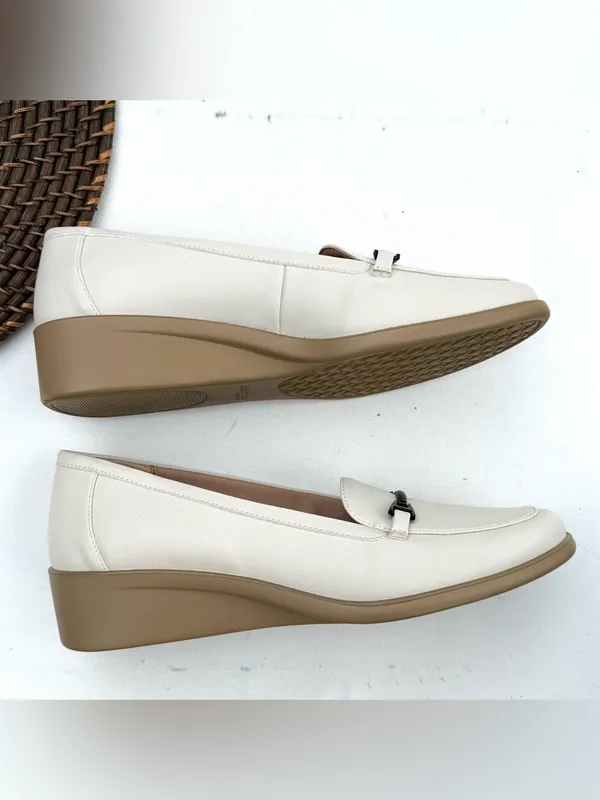 LiftStride Womens Shoes Beige Mini Wedge Loafer Slip On Size 10W - Image 4
